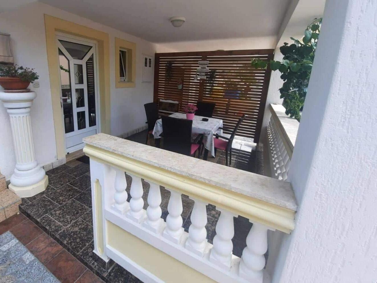 Apartments Robi- Swimming Pool And Beautiful Garden Kampor Exterior photo